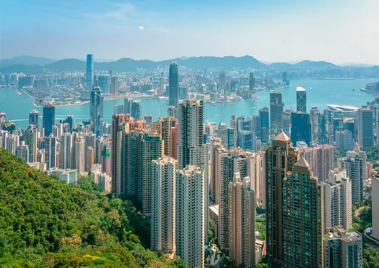 一座拥有高楼大厦和背景山脉的大型城市