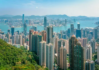 一座拥有高楼大厦和背景山脉的大型城市