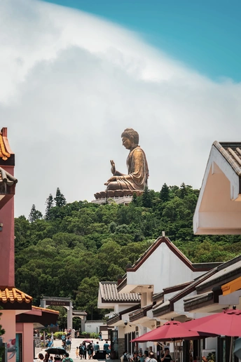 山顶上有一座大型雕像 人们坐在遮阳伞下