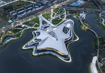 现代建筑和水体的城市 aerial view