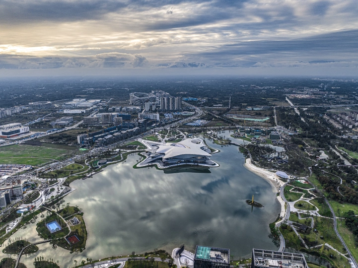 城市中心的湖泊