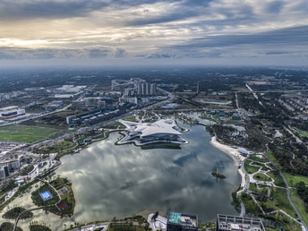 城市中心的湖泊