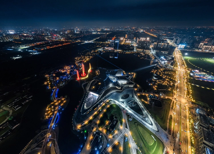 夜景的城市从顶部俯拍的航空照片