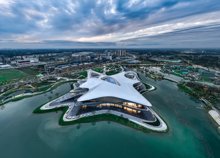 城市中的一栋大型建筑的 aerial view