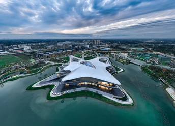 城市中的一栋大型建筑的 aerial view