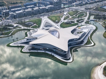 未来城市的 aerial 视图 现代建筑和漂浮在水上的博物馆