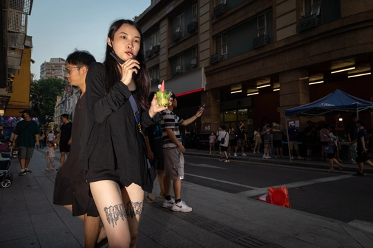 一位年轻女子走在街上 正在通话中