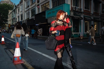 一位穿着红衣服的女人正在街上走