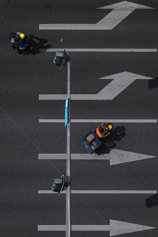 一个人在摩托车上 几辆汽车在 intersection