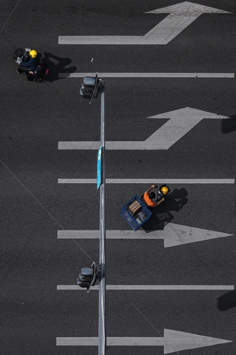 一个人在摩托车上 几辆汽车在 intersection