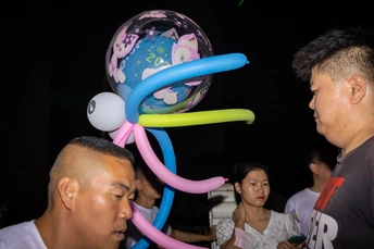 一群人站在气球周围