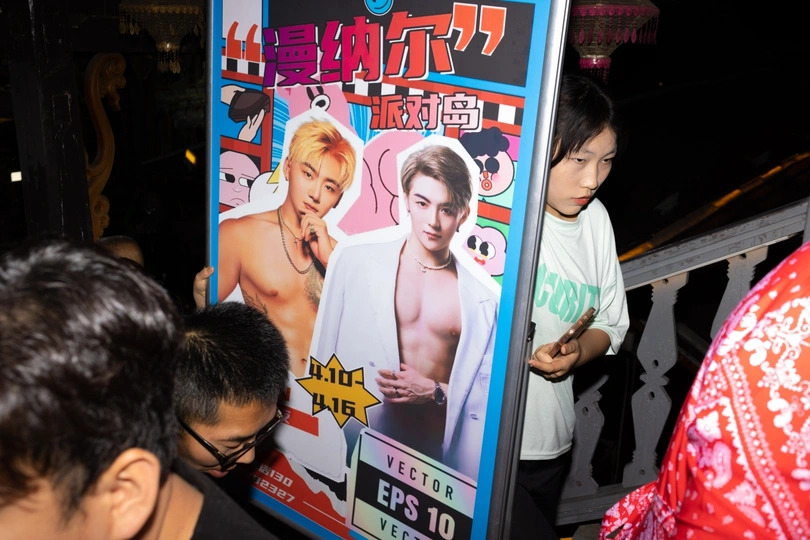 人们在活动中浏览海报