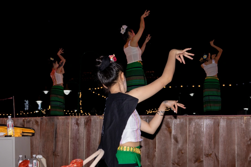 夜晚围栏上跳舞的年轻女孩