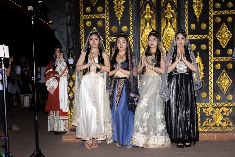 舞台上穿着传统服装的年轻女子