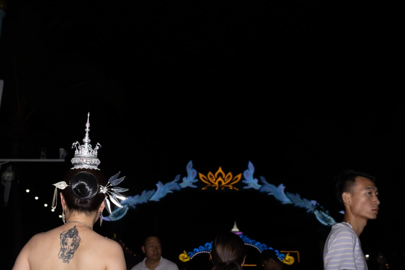 头戴王冠的男子走在街上