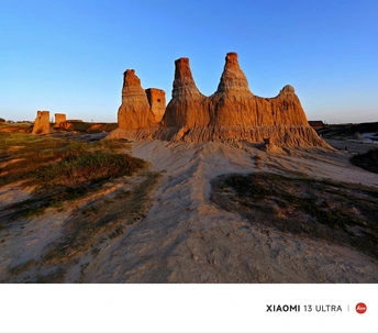 日出或日落时的沙漠景观 前景为岩石结构