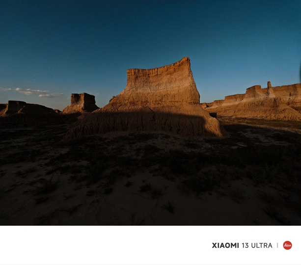 沙漠中的日落 远处有山丘和山脉。