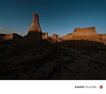 沙漠中的日落 前景中有岩石和山脉