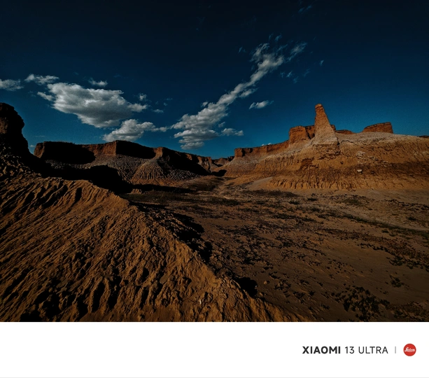 夜晚的沙漠 背景有山丘和山脉。