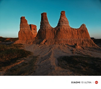 沙漠日落时的景观 天空中有一座山