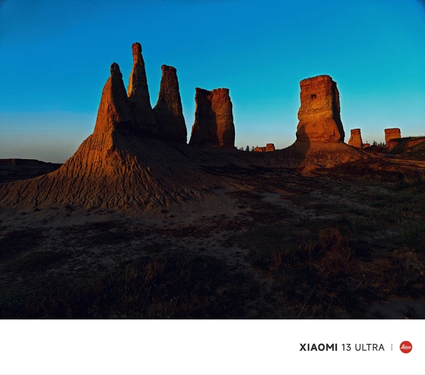 太阳落山了 天空是蓝色的 岩石是橙色的 日出是蓝色的 日落是橙色的。