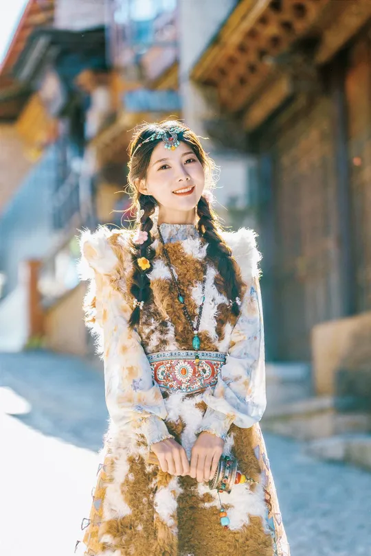 穿着传统皮草服装的女孩在街上