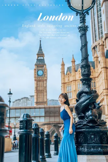 一位穿着蓝色连衣裙的美女站在路灯杆旁边