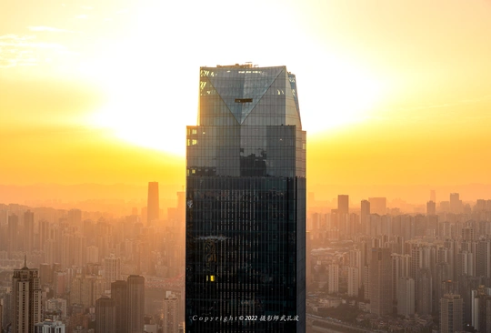 日落时 太阳正落在一座大城市的后面 天际线上矗立着高楼大厦