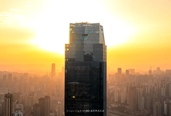 日落时 太阳正落在一座大城市的后面 天际线上矗立着高楼大厦
