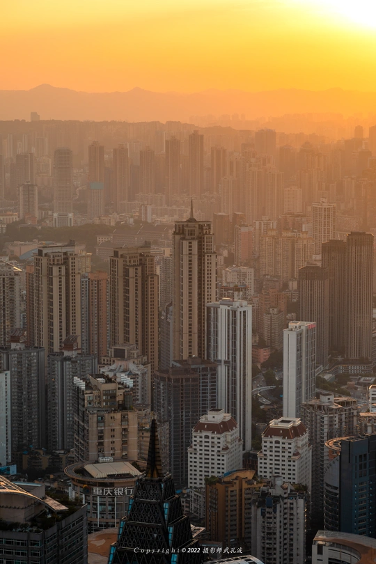 太阳落山在一座天际线高耸入云的大城市上空