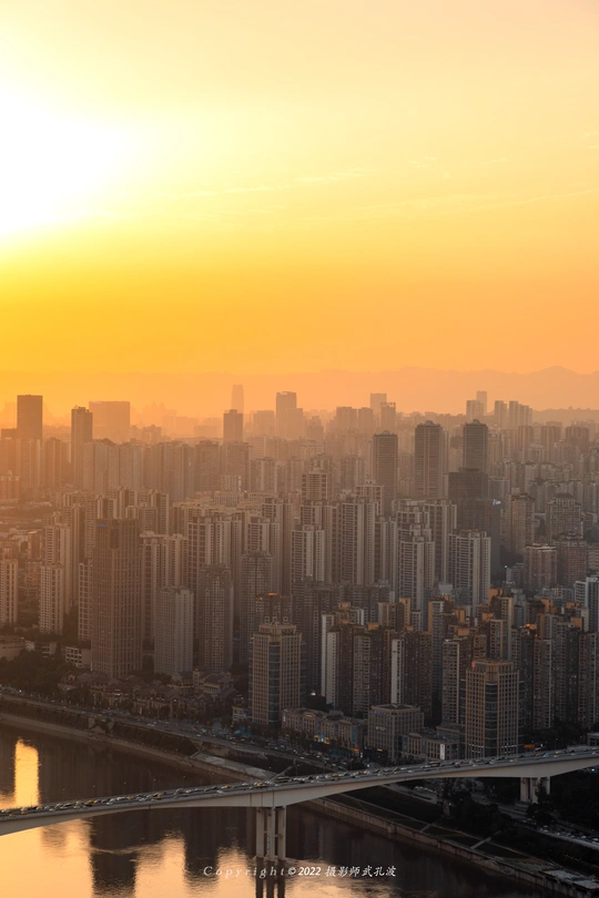 当太阳从天际线落下时 河上有一座桥的大城市