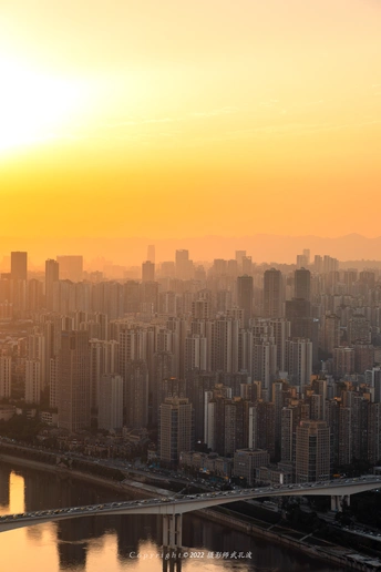 当太阳从天际线落下时 河上有一座桥的大城市