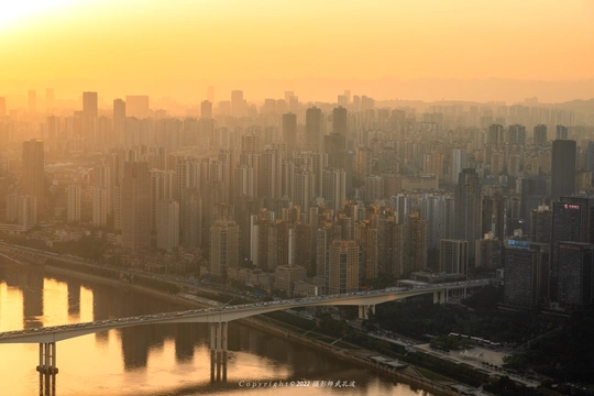 日落时的一座大城市 有高楼大厦和河上的一座桥