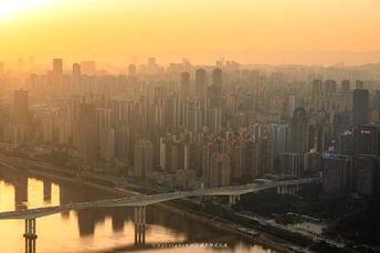 日落时的一座大城市 有高楼大厦和河上的一座桥