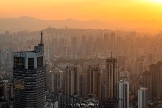 日落时有高楼大厦和摩天大楼的大城市