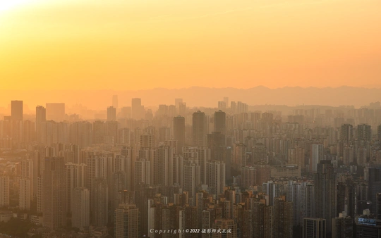太阳落在一座天际线有高楼大厦的大城市上空