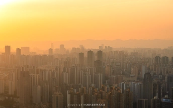 太阳落在一座天际线有高楼大厦的大城市上空