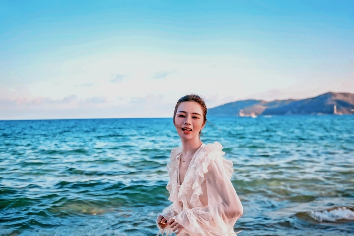 行走在海滩上的荷尔蒙