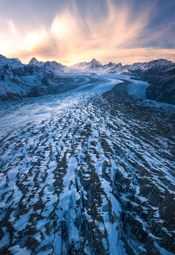雪山上雪和冰在日出或日落时