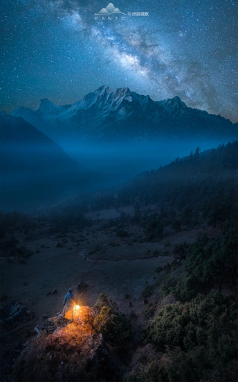 星空下 夜晚帐篷和篝火点燃了