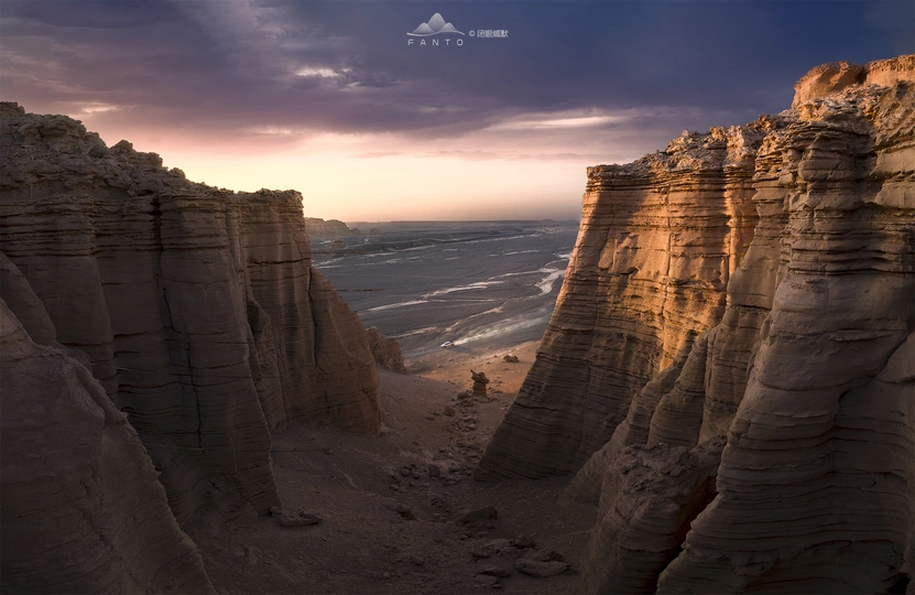 夕阳下海边的悬崖