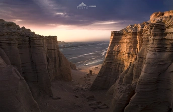 夕阳下海边的悬崖