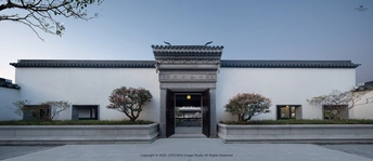 一座带有大型前门的白色建筑