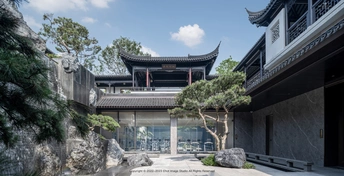 建筑前的庭院 有树木和水