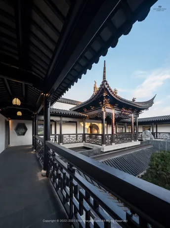 从一栋建筑物的阳台上看到的塔。