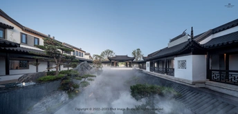 背景中有运河、房屋和建筑