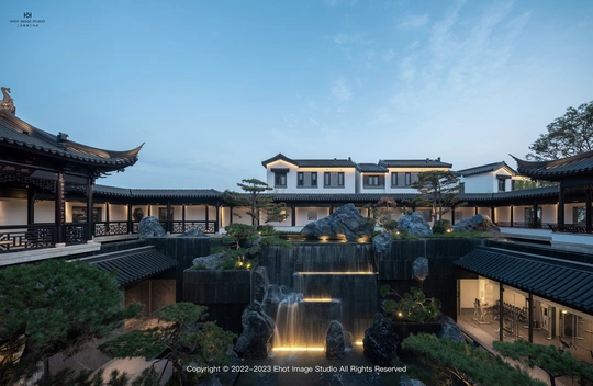 瀑布前面的建筑物