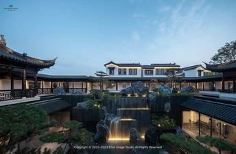 瀑布前面的建筑物