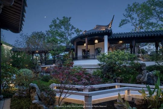 夜晚的花园 有石子铺砌的小径