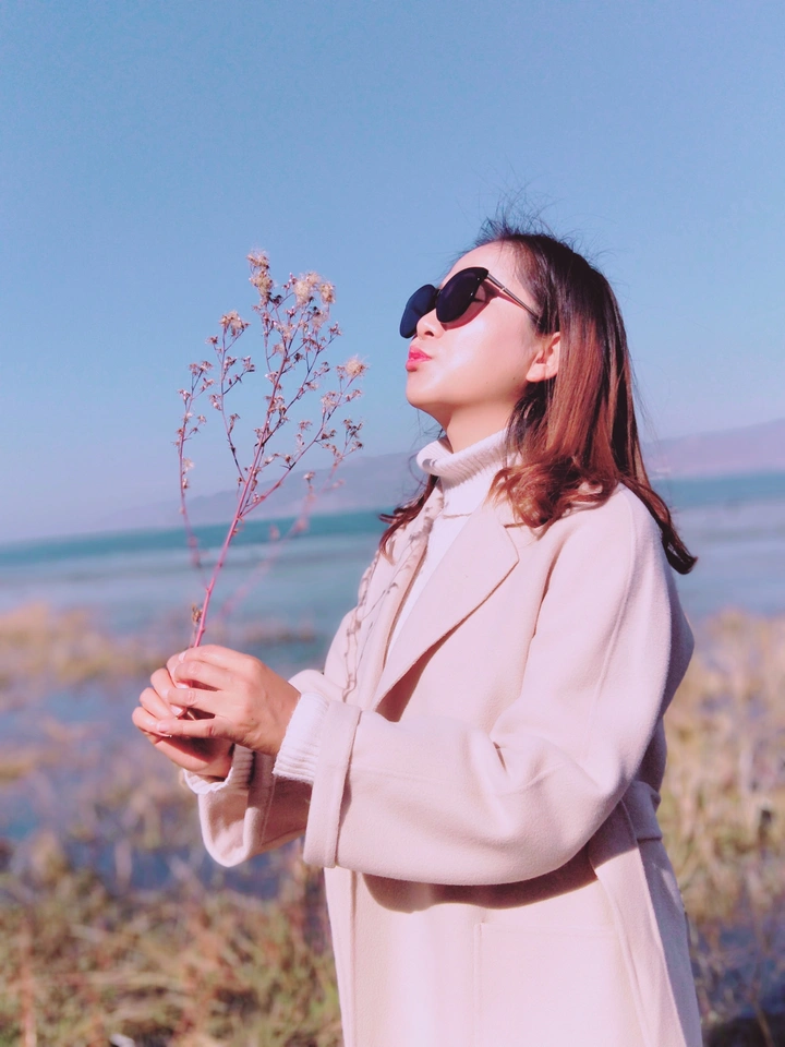 走在洱海边